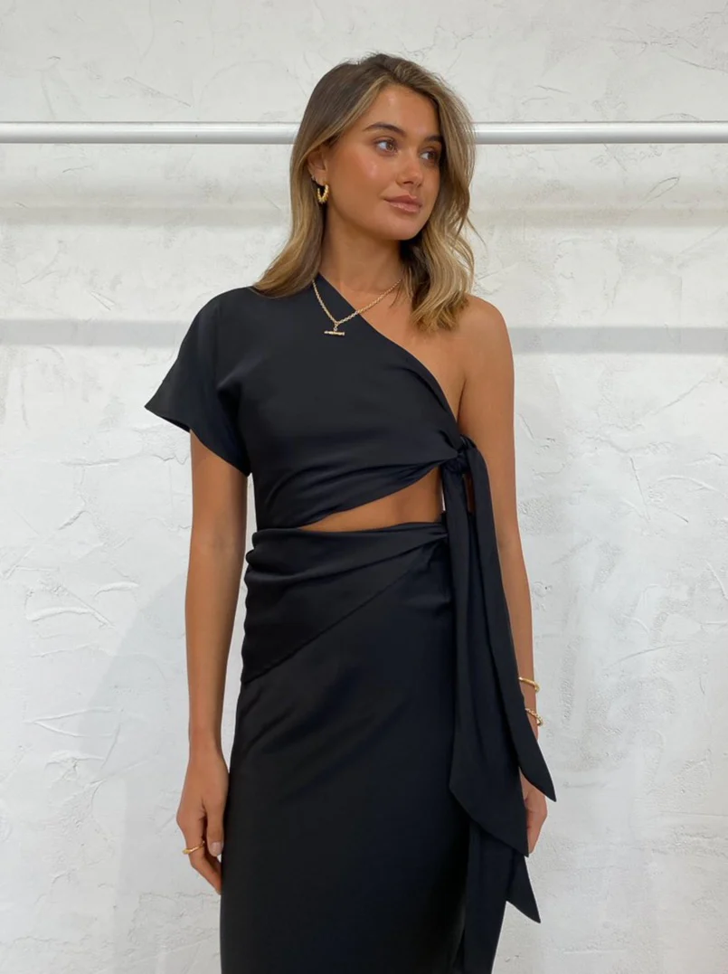 Issy Mona Dress in Black - Image 4