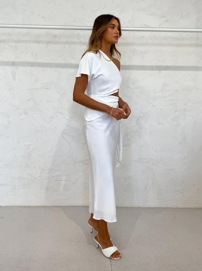 Issy Mona Dress in White - Image 9